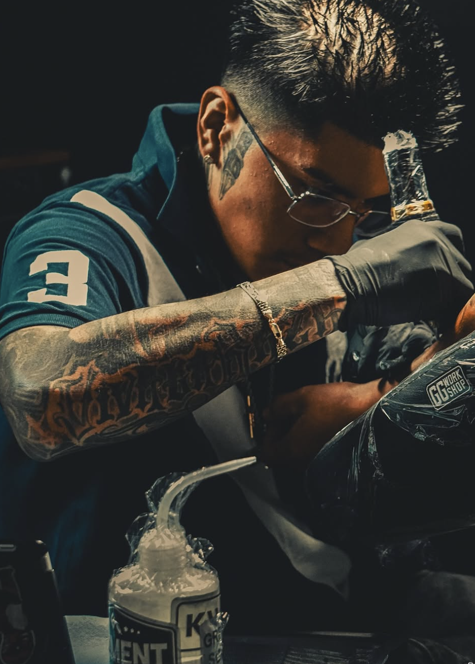 Clavo tattooing a client